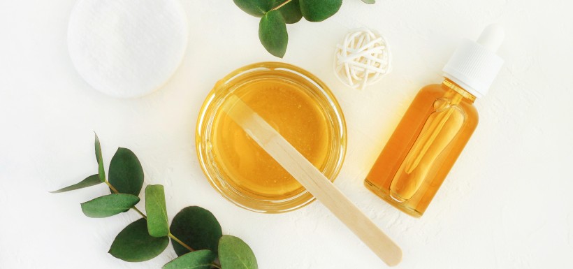 Du miel, des huiles essentielles et des larves sur les plaies chroniques
